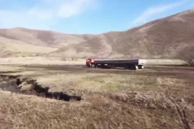 Пожарный Урал вытянул из грязи застрявший на сутки в Балейском районе грузовик