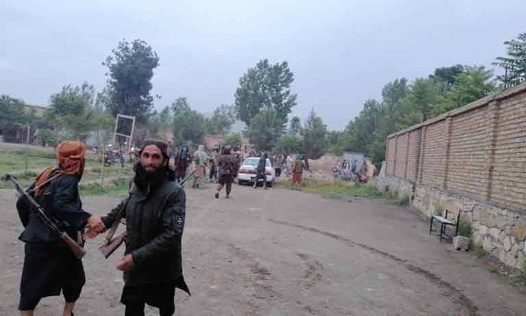 Талибы захватывают города: сотни афганских военных переходят на сторону боевиков