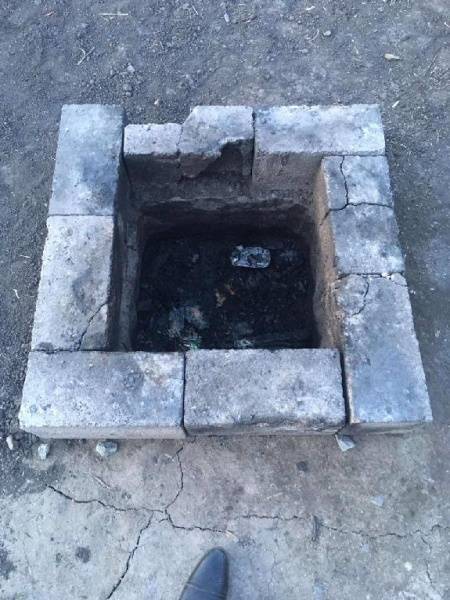 В Тюменском районе 2-летняя девочка упала в яму, где ее родители сжигали мусор