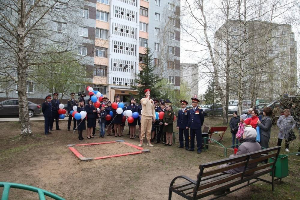 Тверские следователи и кадеты поздравили ветерана Великой Отечественной войны с наступающим Днём Победы