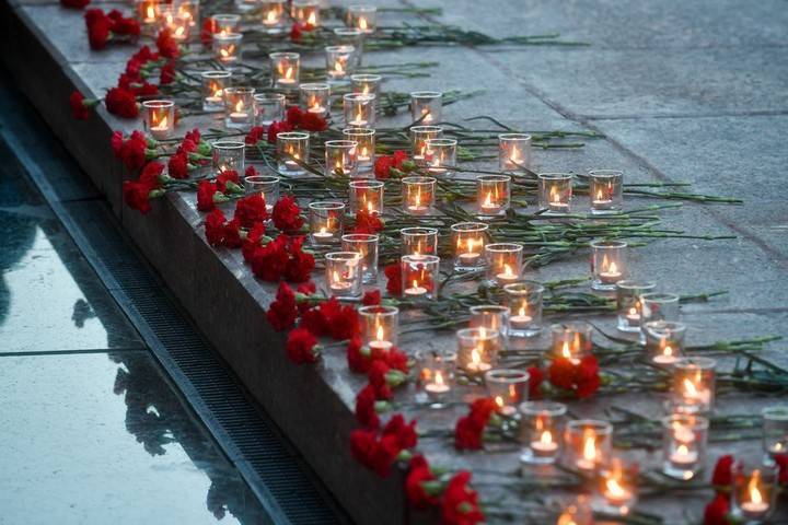 Цветы к памятнику Георгию Жукову возложили в Санкт-Петербурге
