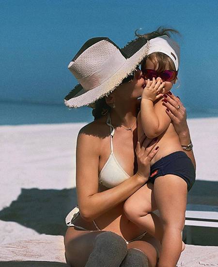 Светлана Лобода поделилась новым снимком с младшей дочерью на пляже