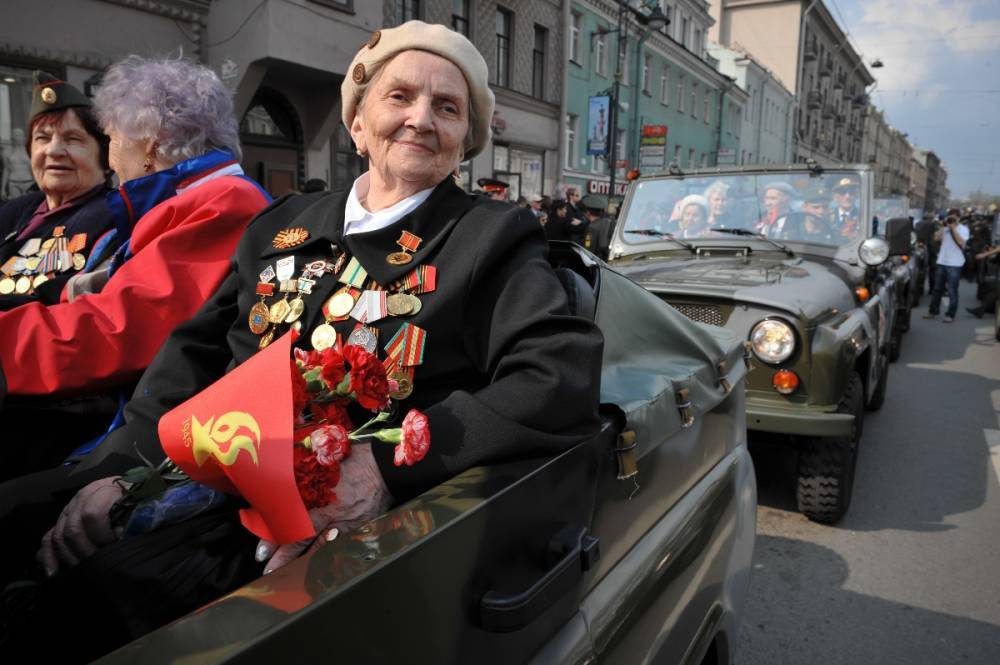 В Петербурге 177 ветеранов привились от коронавируса для участия в параде Победы