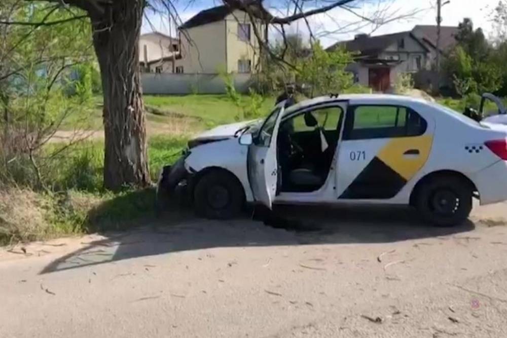 В Волгограде таксист погиб после столкновения с деревом