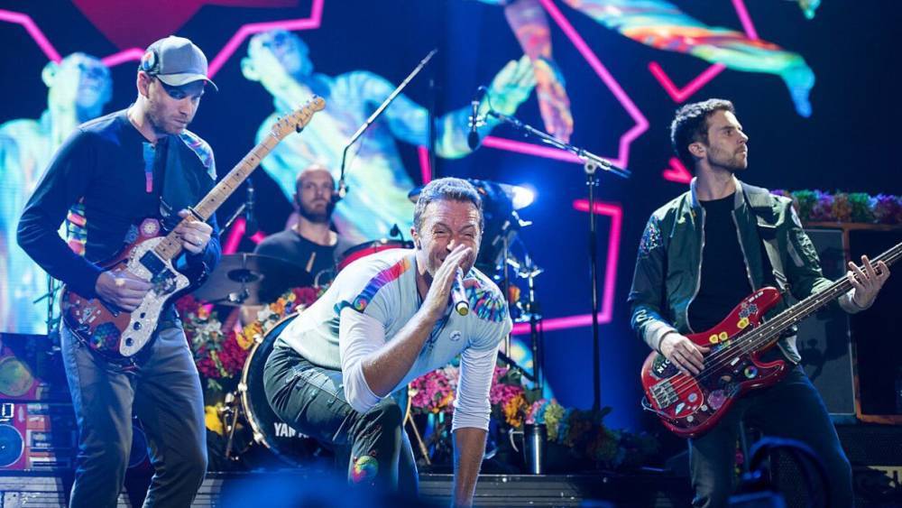 Участники британской рок-группы Coldplay спели для голограмм инопланетян