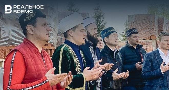 В Пестречинском районе на минарете новой мечети установили полумесяц
