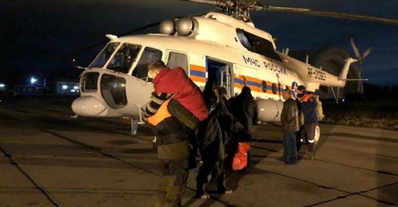 Троих рыбаков и ребёнка спасли с острова в Хабаровском крае на вертолёте
