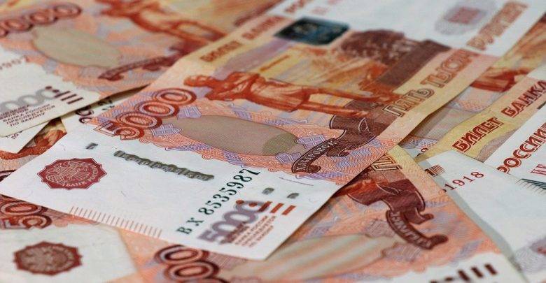 Россияне назвали неоправданно высокими зарплаты чиновников