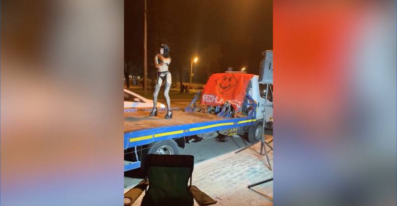 Стритрейсеры устроили ночные гонки по Москве с полуголыми девушками