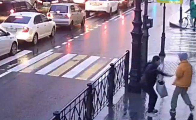 Неадекватный петербуржец ударил школьницу ножом в живот — видео