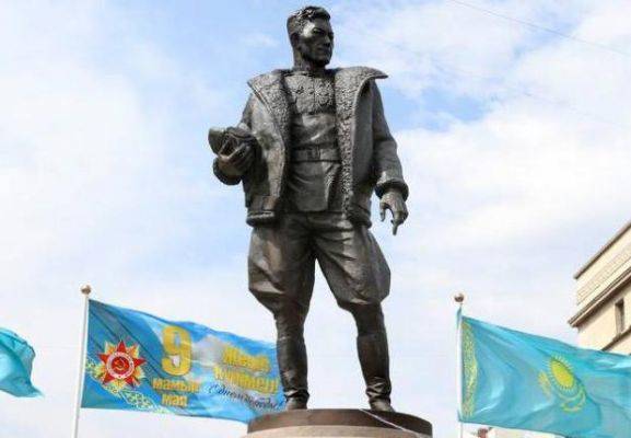 В Нур-Султане установили памятник дважды Герою Советского Союза