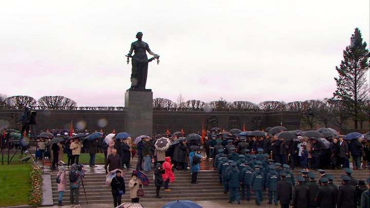 Новости на "России 24". На Пискаревском кладбище почтили память погибших в годы войны