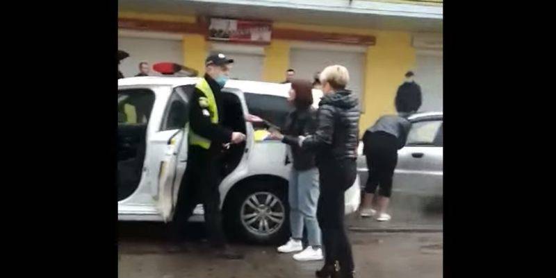 В Яворове во Львовской области пассажирки автомобиля напали на полицейских из-за задержания пьяного водителя - видео - ТЕЛЕГРАФ