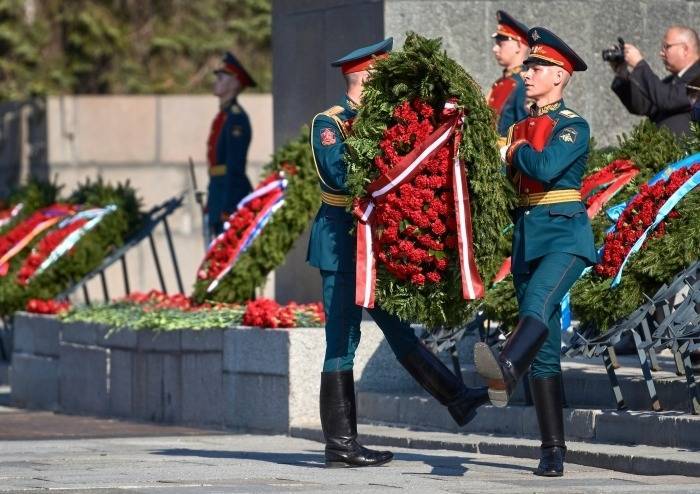 В Петербурге возложили цветы к монументу "Мать-Родина" на Пискаревском кладбище