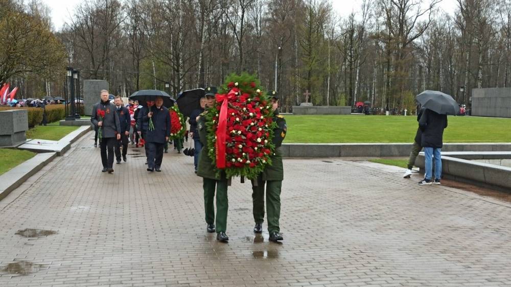 Церемония возложения цветов в память о погибших в ВОВ прошла в Петербурге
