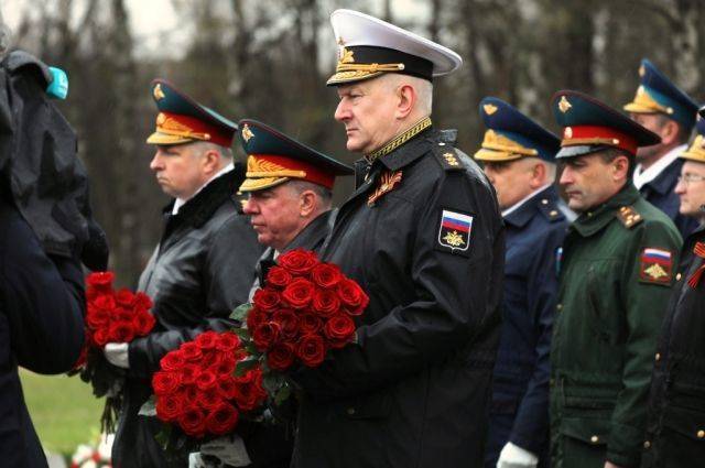 Главком ВМФ России возложил цветы к монументу «Мать-Родина» в Петербурге