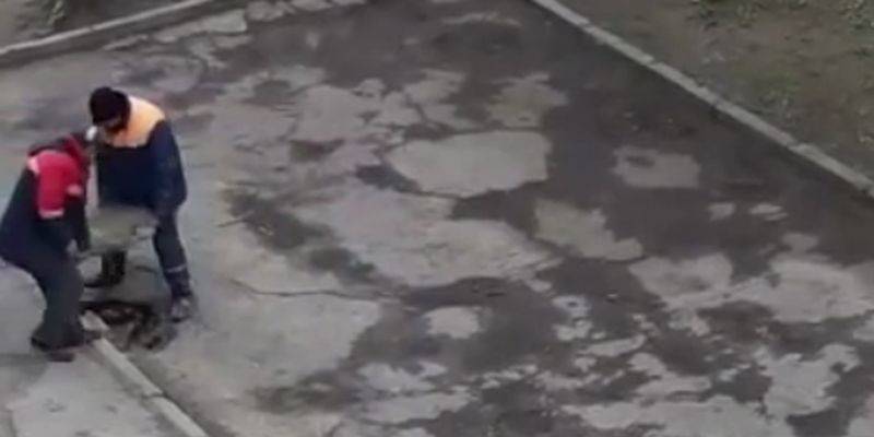 В Гродно дорожники оторвали кусок тротуара для ремонта дороги - в сети уже делают мемы - видео - ТЕЛЕГРАФ