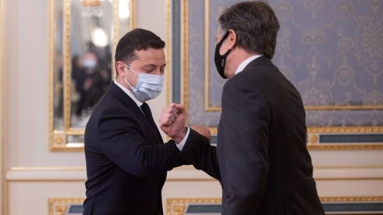 Пушков высмеял Зеленского и Блинкена, поднявших кулаки после встречи в Киеве