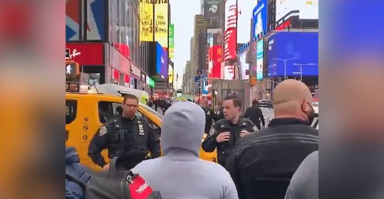 Неизвестный открыл стрельбу на Таймс-сквер в Нью-Йорке, несколько человек ранены