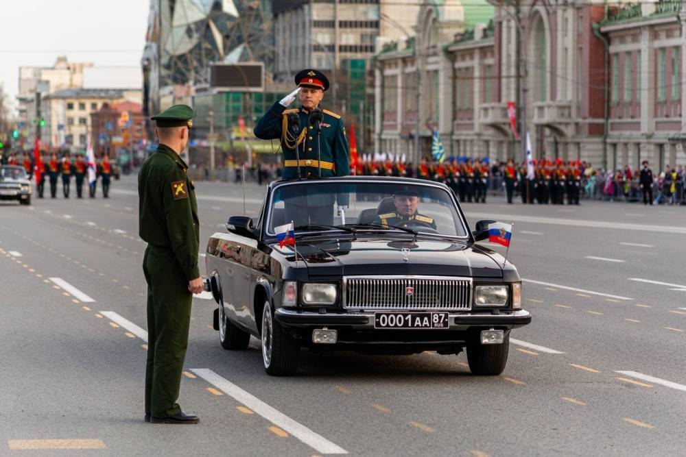 Парад Победы начался на Красном проспекте в Новосибирске