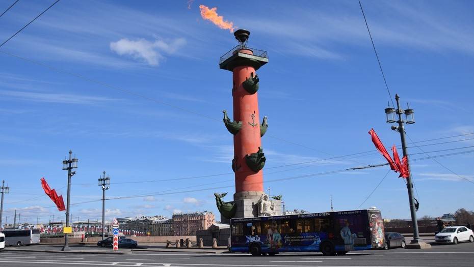 Огни Ростральных колонн дважды зажгут в честь Дня Победы