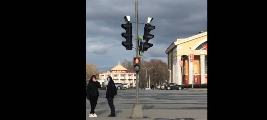 Светофор в центре Петрозаводска грозит обрушиться на головы горожан (ВИДЕО)