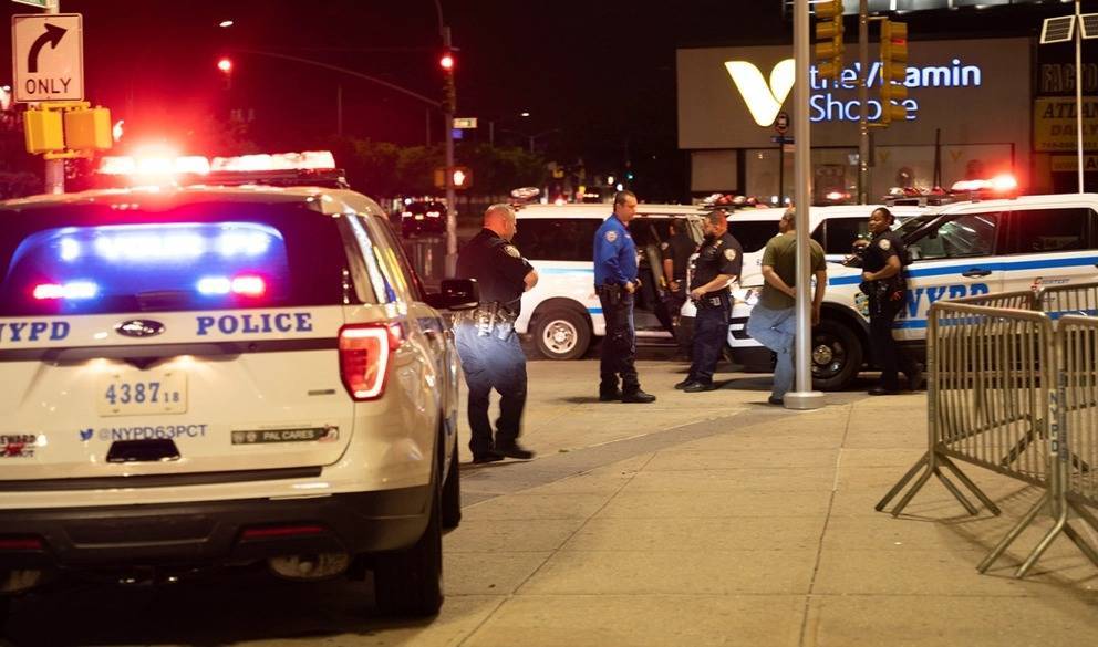 В результате стрельбы в центре Нью-Йорка пострадали женщина и ребенок