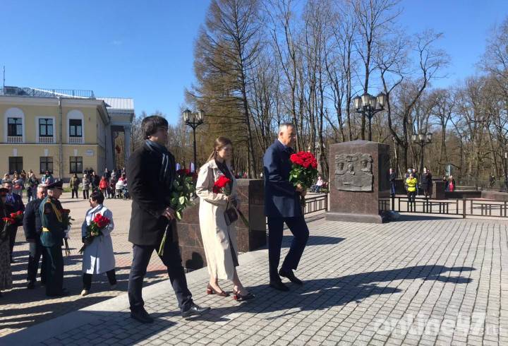 Победная Гатчина: Александр Дрозденко возложил цветы к стеле «Гатчина-город воинской славы»