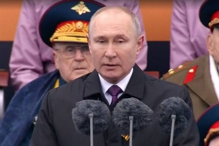 Владимир Путин поздравил ветеранов, военных и всех россиян с Днем Победы