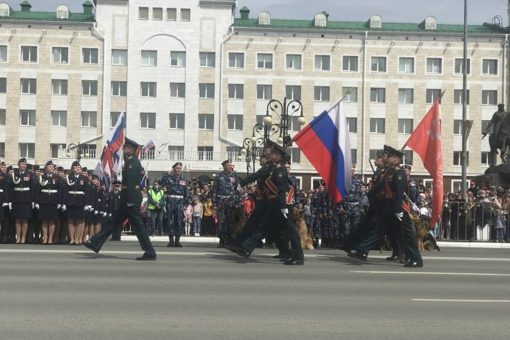 В центре Йошкар-Олы вынесли флаг РФ и знамя Победы