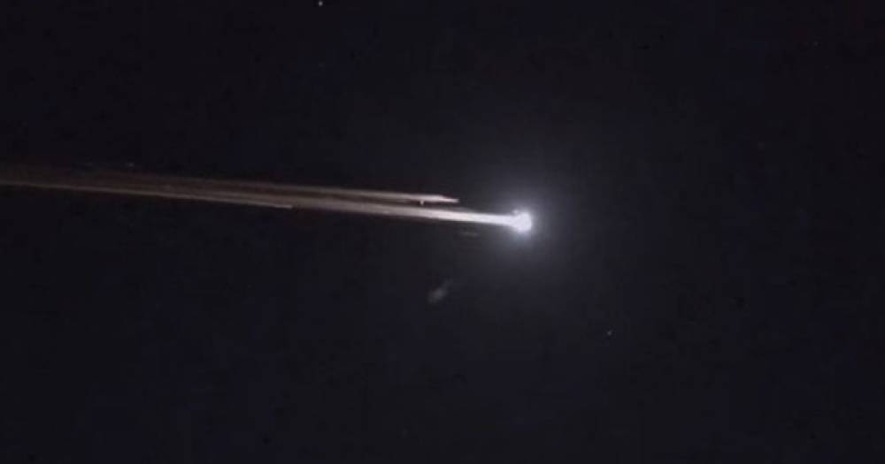 В Сети появились видео падения на Землю гигантской неуправляемой китайской ракеты