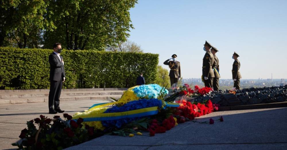 Зеленский возложил цветы к Вечному огню в память о погибших во Второй мировой (ФОТО)