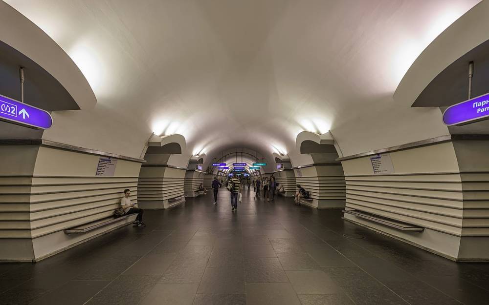 Из-за большого потока людей частично закрыли станцию «Невский проспект»