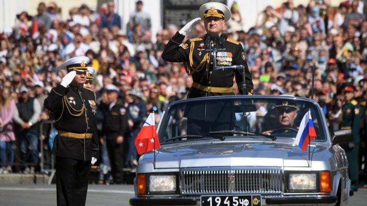 Губернатор и командующий ЧФ оценили парад Победы в Севастополе