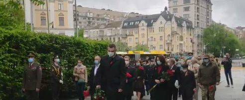 Виталий Кличко встретился с ветеранами и возложил цветы к Вечному огню. ФОТО