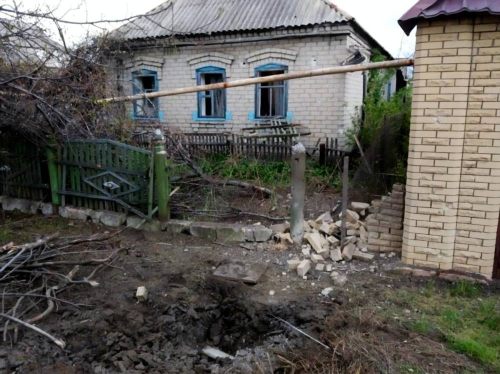 Боевики на Донбассе обстреляли жилой сектор Марьинки, повреждены шесть домов и автомобиль – штаб ООС
