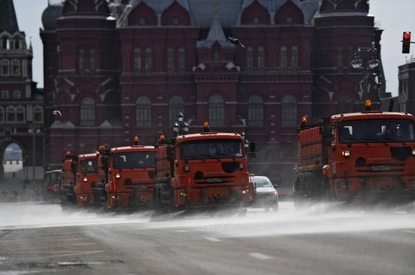 В Москве начали мыть улицы на маршруте военной техники на парад Победы