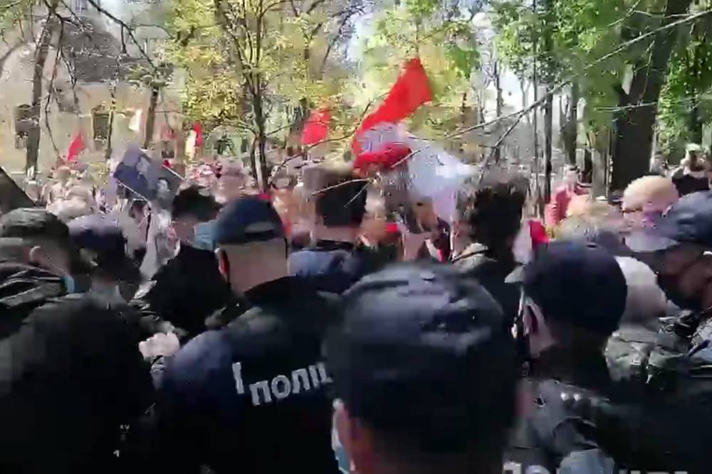 В Одессе националисты напали на женщину с георгиевской лентой
