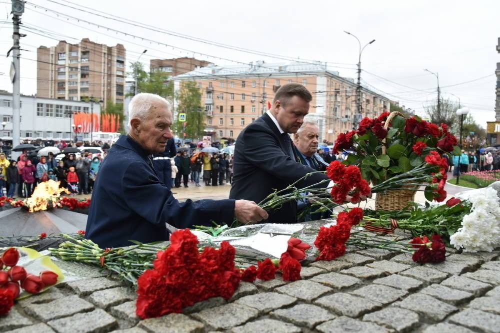 9 мая Николай Любимов возложил цветы к монументу Победы