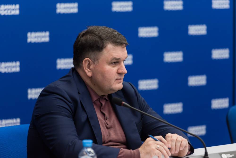 Сенатор Сергей Перминов в День Победы поздравил земляков в Гатчине