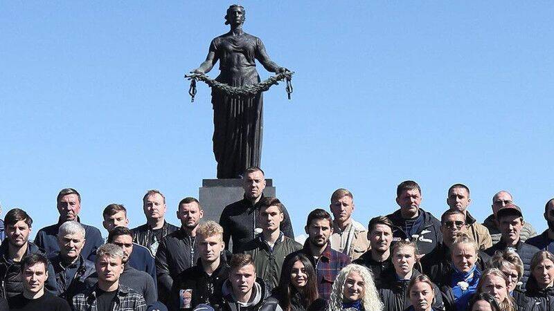Футболисты мужской и женской команд "Зенита" посетили Пискаревский мемориал в День Победы