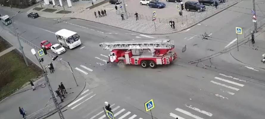Пожарная машина снесла легковой автомобиль в центре Петрозаводска (ВИДЕО)