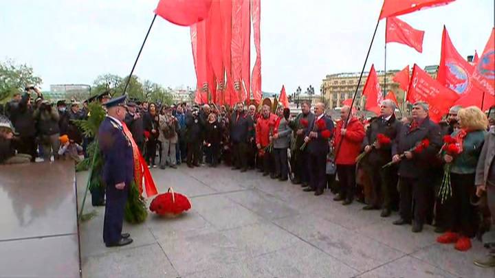 Новости на "России 24". Зюганов и Миронов возложили цветы в День Победы в Москве