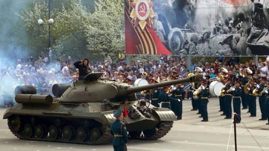 Герой России Юсупов проехал на танке в День Победы
