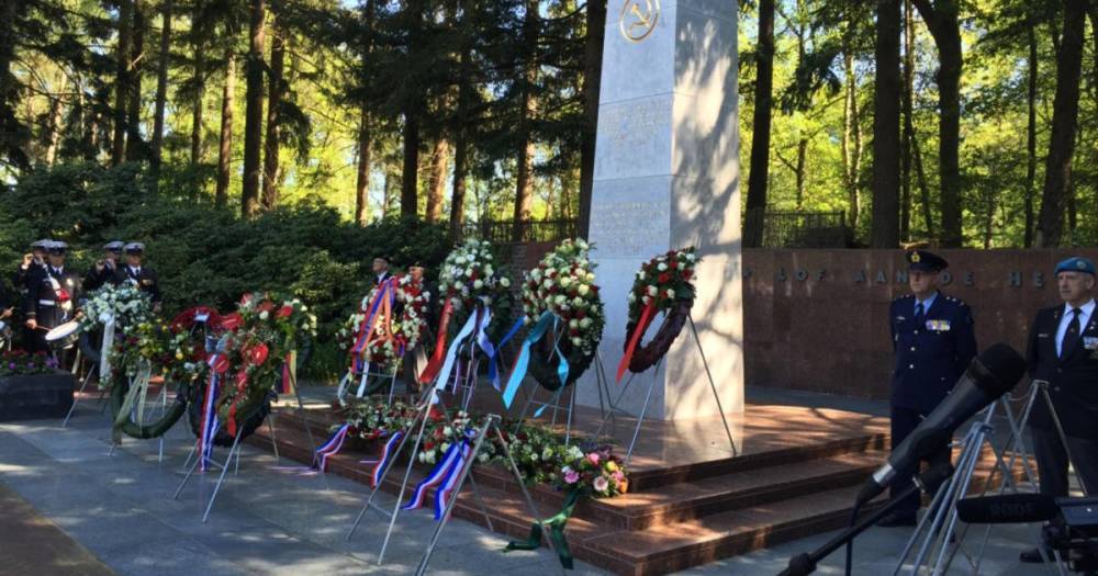 Россияне возложили цветы на кладбище советских солдат в Нидерландах