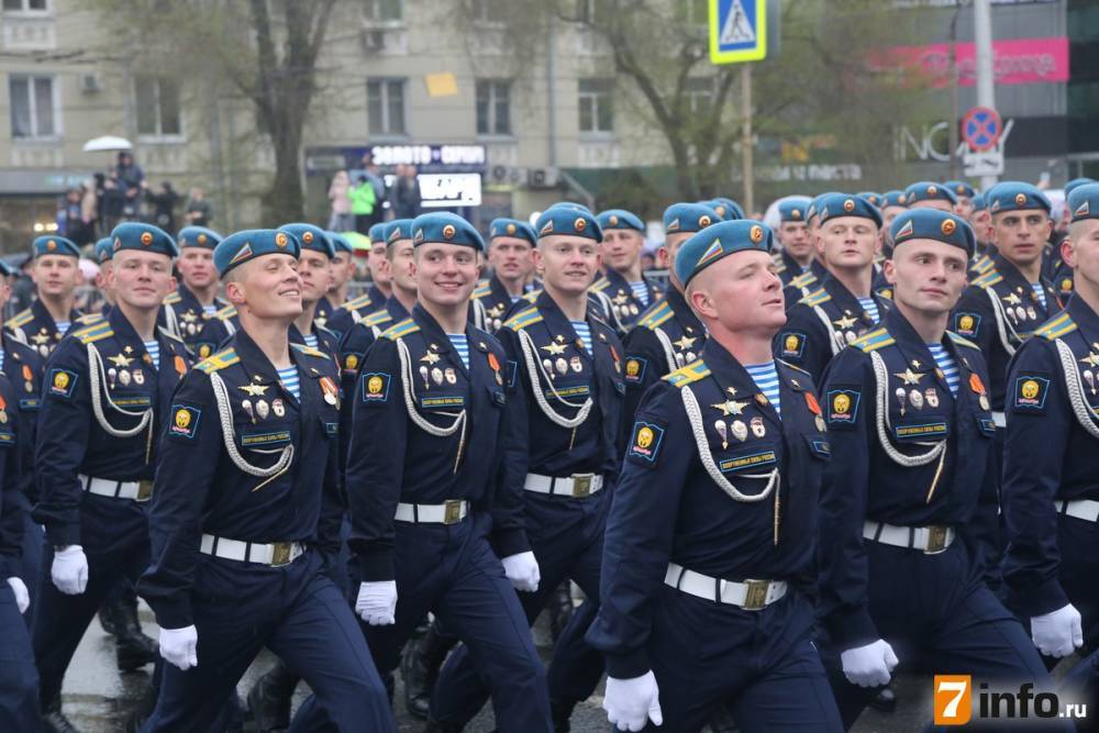 Рязанцы встретили десантников, принимавших участие в Параде Победы на Красной площади
