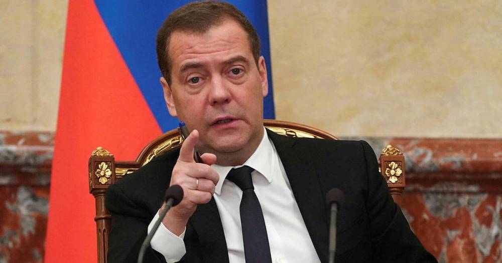 Медведев назвал хорошей поддержкой рейтинг "Единой России" в 30-40%