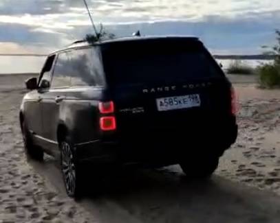 Хозяев жизни: водитель автомобиля Range Rover решил прокатиться по пляжу Финского залива «Дюны» — видео