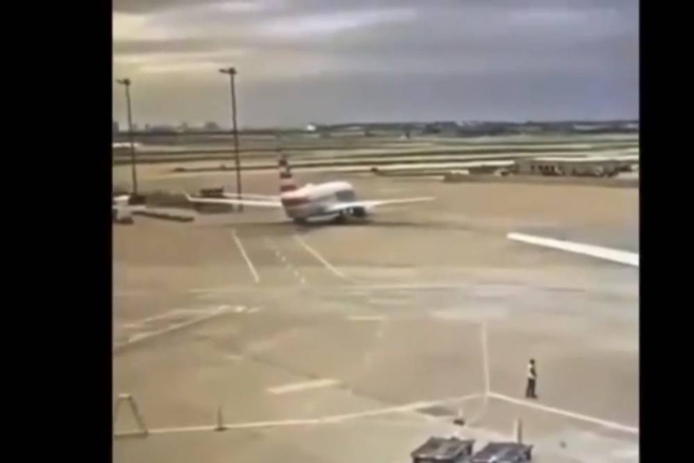 Пассажирский Boeing 737 снёс крылом фонарный столб: видео