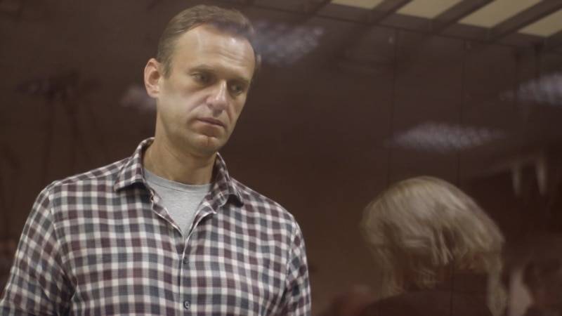 Навальный потребовал через суд отменить ночные проверки